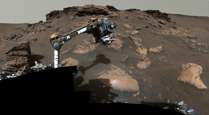 <strong>로봇팔을 가동하며 고대 삼각주의 퇴적암을 탐사 중인 퍼서비어런스호 /NASA 제공</strong>