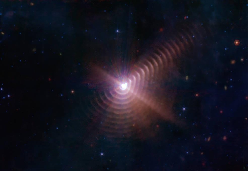 웹 망원경으로 포착한 울프-레이에 별 주변에 나이테처럼 형성된 먼지고리. /[NASA, ESA, CSA, STScI, JPL-Caltech 