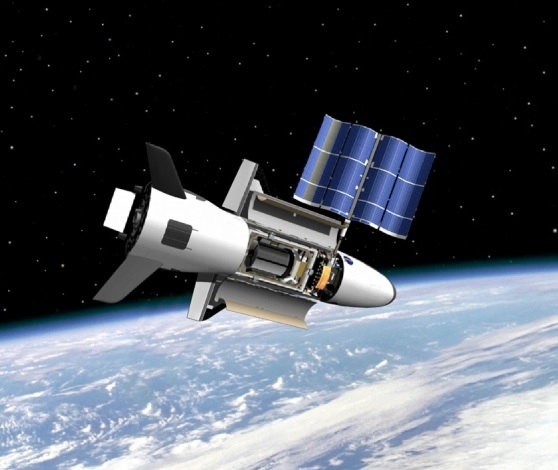 미 무인궤도기 X-37B의 우주 태양광 기술 시험 상상도. /NASA