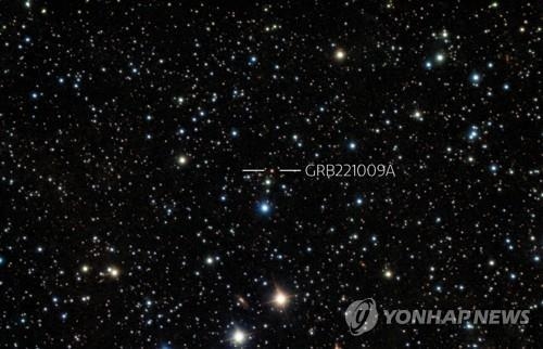 <strong>사상 최대 감마선 폭발이 관측된 화살자리 부근 </strong>미국 국립 광학·적외선 천문학연구실(NOIRLab) 14일(현지시간) 공개한 사상 최대 감마선 폭발(GRB 221009A)이 포착된 화살자리 부근. 사진은 칠레에 있는 제미니 망원경으로 이날 오전 촬영한 사진 4장을 합성한 것이다. 과학자들은 이 감마선 폭발이 지구에서 화살자리 방향으로 24억 광년 떨어진 곳에서 발생한 것으로 추정하고 있다. /NOIRLab 