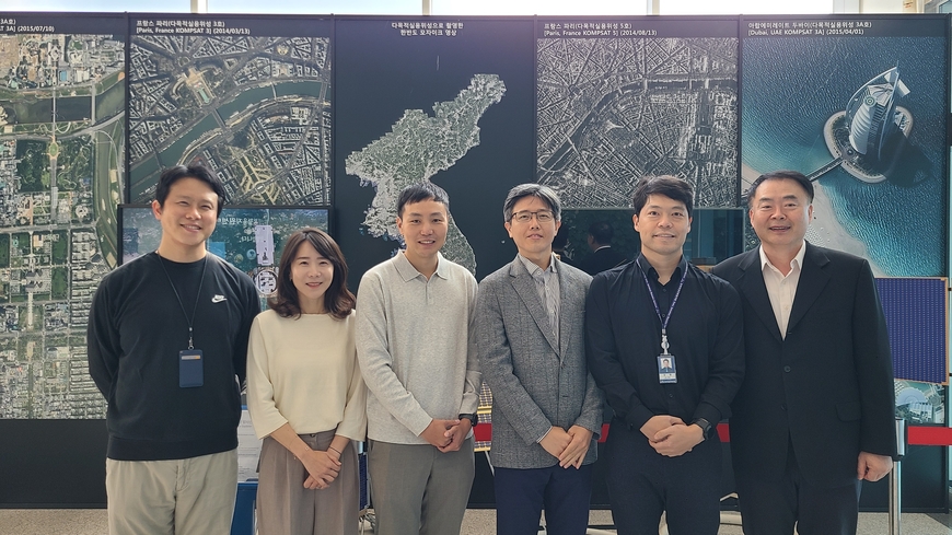 한국항공우주연구원(항우연) 국가위성정보활용지원센터 위성활용부 연구진이 지난 14일 열린 AI 위성영상 분석 기술을 겨루는 국제 경진대회 '스페이스넷-8(SpaceNet-8) 챌린지'에서 우승했다고 항우연이 20일 밝혔다. 사진은 '스페이스넷-8 챌린지'에서 우승한 항우연 연구진. /항공우주연구원