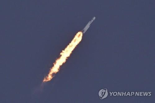 <strong>미국 우주군 비밀 위성을 싣고 발사된 스페이스X의 팰컨 헤비 로켓</strong>