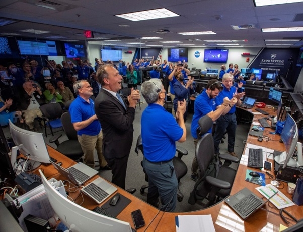 지난 9월26일 쌍소행성(DART) 충돌에 성공한 NASA 과학자들이 환호하고 있다. /NASA 