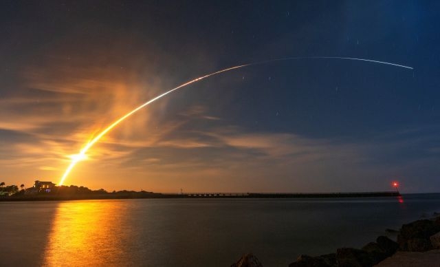 미국 항공우주국(NASA)의 유인 달 탐사 프로젝트 ‘아르테미스Ⅰ’ 임무 수행을 위한 로켓 ‘우주발사시스템’(SLS)이 16일 오전 1시48분(미국 동부시간·한국시간 오후 3시48분) 플로리다주 케네디우주센터 39B에서 발사돼 밤하늘에 섬광을 그리며 우주로 날아가고 있다. /로이터 연합뉴스 