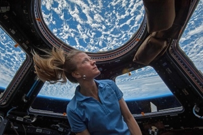 2013년 NASA 우주인 캐런 나이버그가 국제우주정거장의 큐폴라 창으로 밖을 내다보고 있다. /NASA