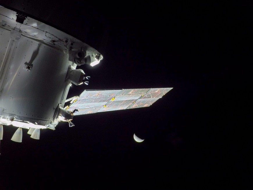 발사 9일째인 24일 태양광 패널에 장착한 카메라로 포착한 캡슐과 달의 모습. /NASA 제공