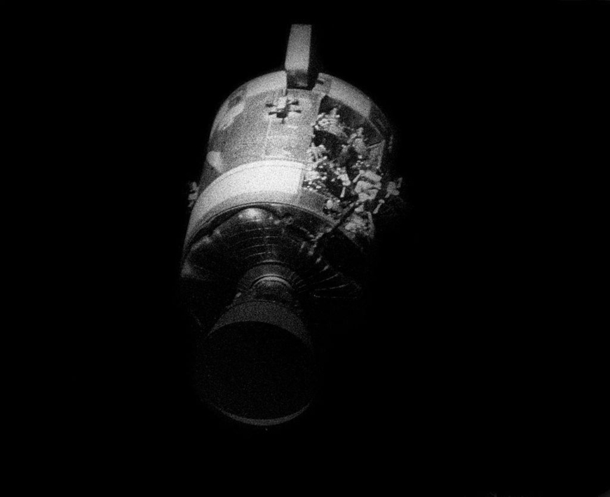 산소탱크 폭발로 표면이 파손된 아폴로13호 기계선. /NASA 