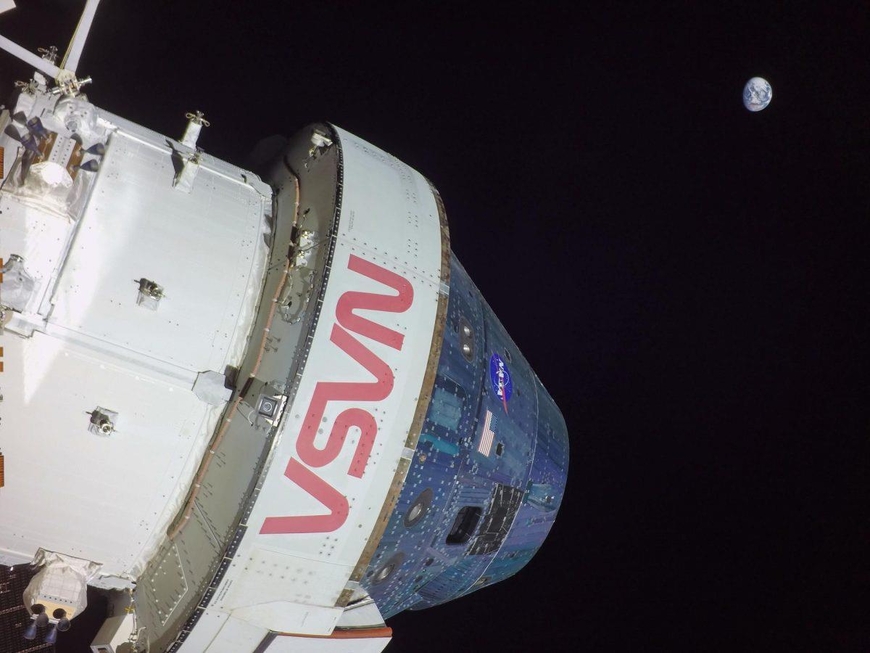 발사 11일째 태양광 패널에 장착한 카메라로 포착한 캡슐과 지구. /NASA 