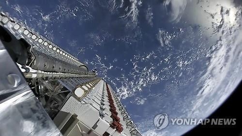 팰컨9 로켓에 실려 지구 궤도에 배치되는 스타링크 위성 /UPI 연합뉴스