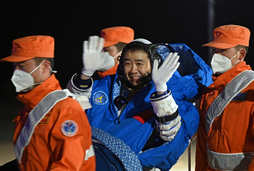 중국 선저우 14호 우주선 귀환 캡슐에서 우주비행사 천둥이 나오며 손을 흔들고 있다. 천둥 등 3인의 우주비행사는 중국의 독자 우주정거장 건설을 위해 우주에서 임무를 수행했다. /EPA 연합뉴스