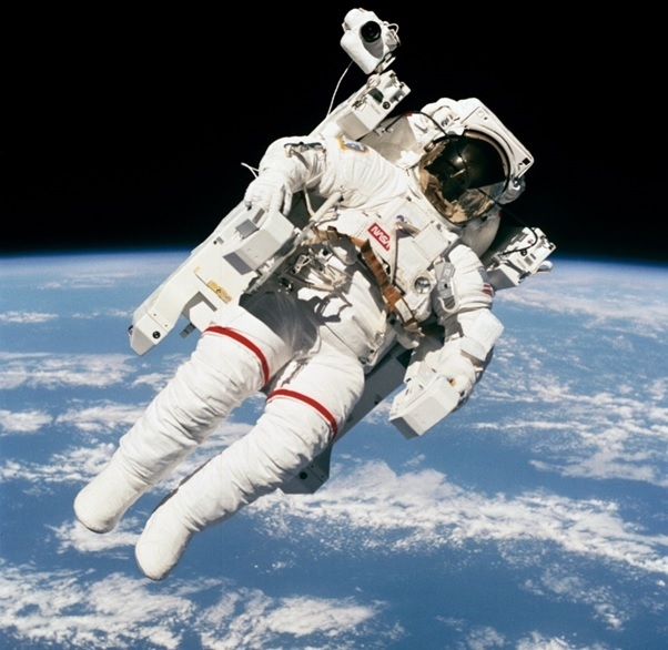 미 NASA의 우주인 브루스 매캔들리스가 1984년 2월 7일 당시 우주왕복선 챌린저호에서 수 m 떨어진 곳에서, 최초로 우주선과 연결된 끈(tether)이 없는 우주유영을 하고 있다. /NASA 