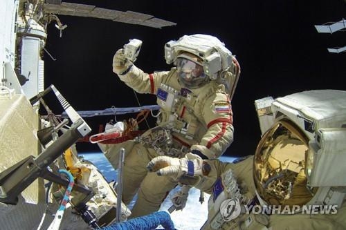 우주유영 임무 수행하는 러시아 우주비행사들 /연합뉴스