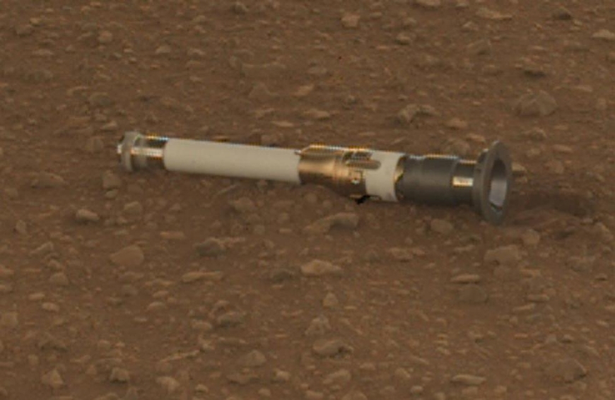 퍼서비어런스가 화성 표면에 내려놓은 티타늄 시료관 /NASA 제공