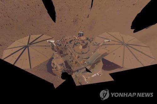 화성의 먼지로 뒤덮인 인사이트호 /연합뉴