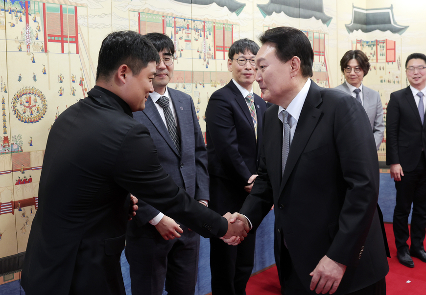 윤석열 대통령이 24일 서울 용산 대통령실에서 열린 '과학기술 영 리더와의 대화'에서 참석자와 악수하고 있다. 오찬과 함께 진행된 이번 행사는 UAE-스위스 순방 후속 조치 차원에서 마련됐다. 2023.1.24 /대통령실 