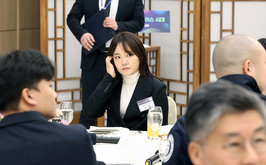  가수 윤하가 21일 서울 용산 대통령실 청사에서 열린 '꿈과 도전의 뉴스페이스 시대, 우주경제 개척자와의 대화'에 참석해 자리하고 있다. /연합뉴스 