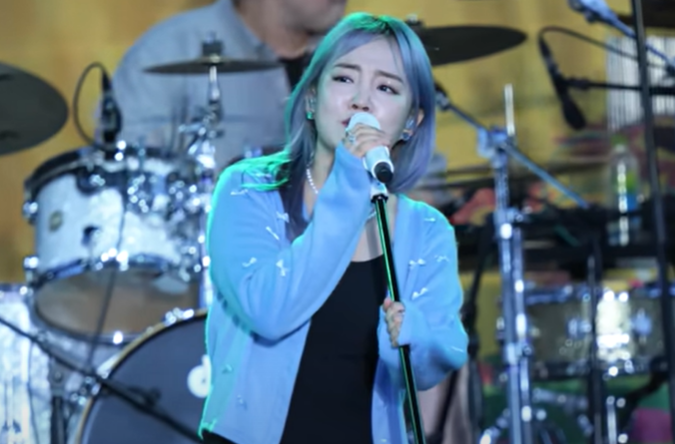 한 대학 축제에서 '사건의 지평선'을 부르는 윤하. 작년 6월12일에 올라온 이 영상의 조회수는 21일 기준 241만회다. /유튜브 '씨게이트'