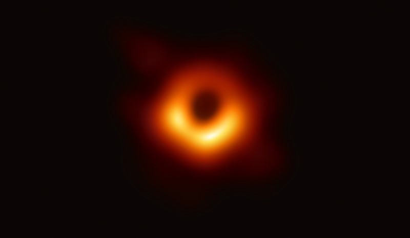 사상 최초로 공개된 초대질량 블랙홀 M87의 모습. 중심의 검은 부분은 블랙홀과 블랙홀을 포함하는 그림자이고, 고리의 빛나는 부분은 블랙홀의 중력에 의해 휘어진 빛이다. 블랙홀의 질량은 태양의 65억배, 지름은 150억km에 달한다. /EHT 