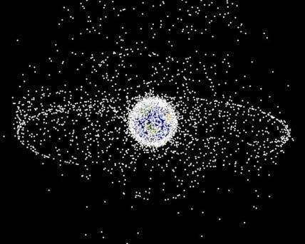 지구 궤도를 도는 위성 파편 상상도 /NASA