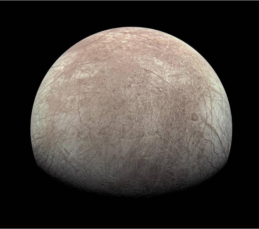 목성 탐사선 '주노'가 지난 해 9월 근접비행하며 촬영한 유로파. /NASA
