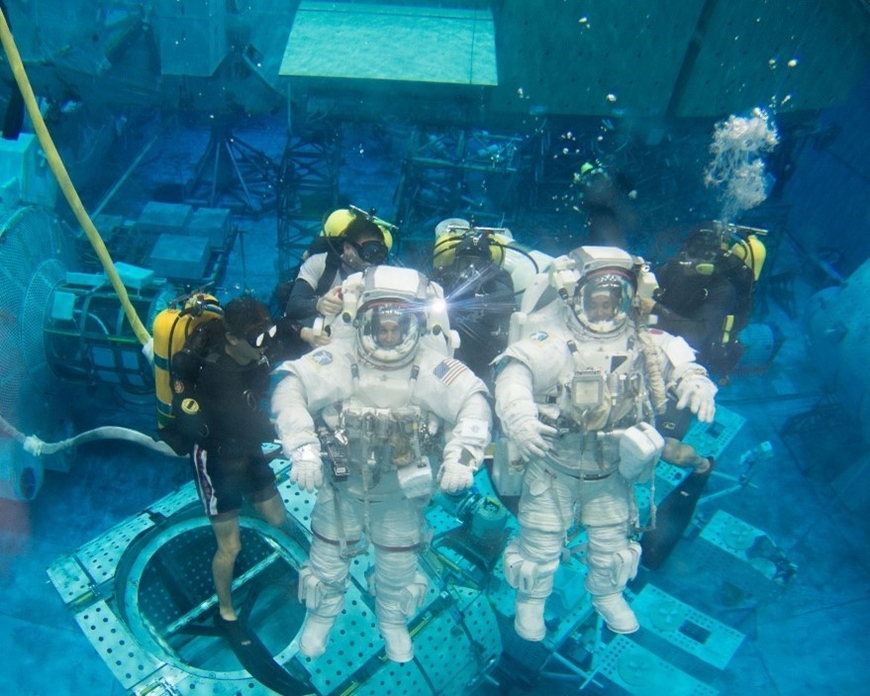 NASA 우주인들이 존슨 우주센터의 풀(pool)에서 무중력 훈련을 하고 있다. /NASA