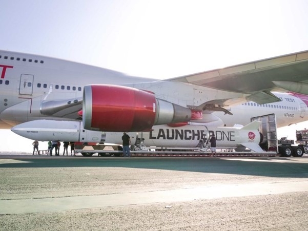 B-747 날개 밑에 장착된 런처원 로켓. /버진 오빗