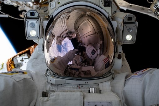 미국 NASA 우주인으로 제63원정대 선장인 크리스 캐시디가 2020년 국제우주정거장 밖에서 우주유영 중에 찍은 셀피(selfie). /NASA
