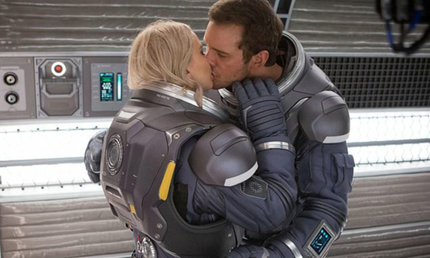 2016년에 나온 우주 공상과학 로맨스 영화 패신저스(Passengers)에서 입을 맞추는 남녀 주인공 제니퍼 로런스와 크리스 프래트(왼쪽). 