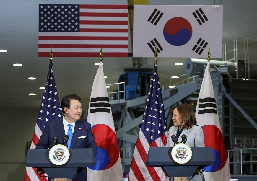  미국을 국빈 방문 중인 윤석열 대통령이 25일(현지시간) 워싱턴DC 인근의 미 항공우주국(NASA) 고다드 우주센터에서 카멀라 해리스 미국 부통령과 함께 연설을 준비하고 있다. 2023.4.26 /연합뉴스 