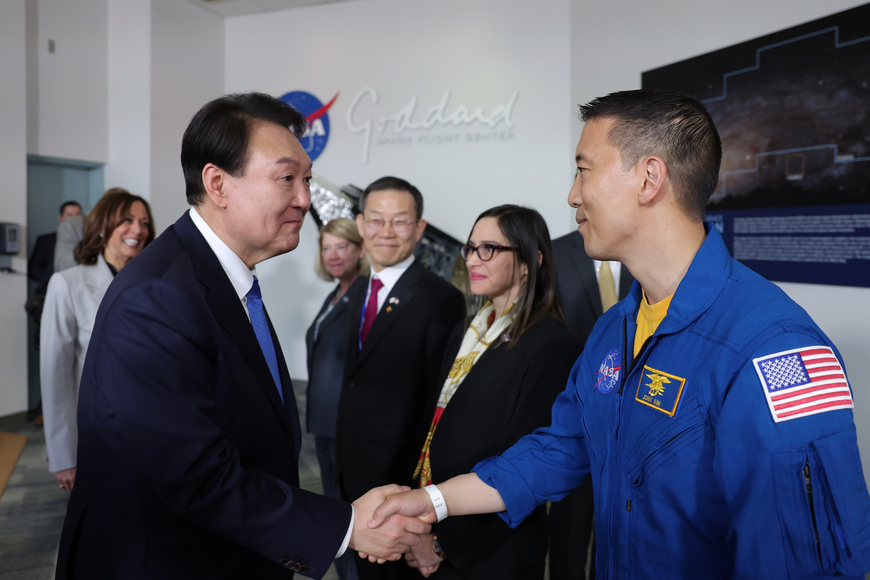 미국을 국빈 방문 중인 윤석열 대통령이 25일(현지시간) 워싱턴DC 인근의 미 항공우주국(NASA) 고다드 우주센터를 방문, 조니 김 우주인 후보 등 한인 과학자들과 악수하고 있다. 2023.4.26 /연합뉴스 