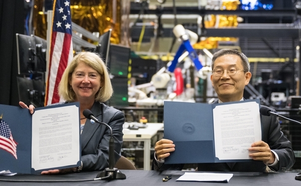 공동성명서 체결하는 이종호 과기정통부 장관(오른쪽)과 팜 멜로이 NASA 부청장. /NASA 