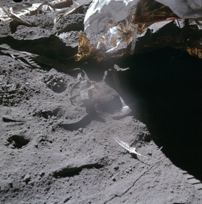 아폴로 15호가 ‘갈릴레오의 낙하 법칙’을 증명하면서 사용했던 매의 깃털. /NASA