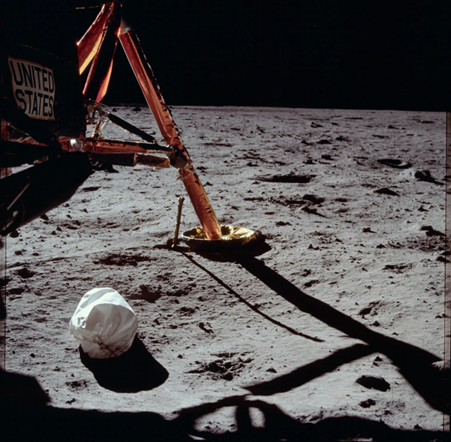 아폴로 11호의 우주인 2명의 인분이 담긴 비닐 봉지. 달에는 이런 배설물 봉지가 96개 있다. /NASA