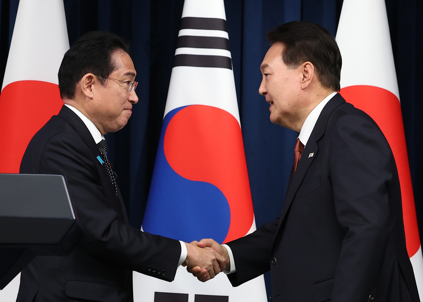 공동 기자회견 후 악수하는 한일 정상 /연합뉴스