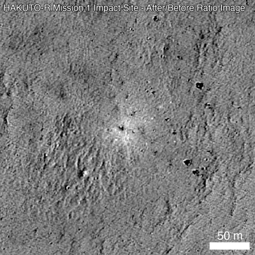 달 착륙선 추락 뒤 약 60∼80m에 걸쳐 반사율 높아진 이미지(중앙) /NASA