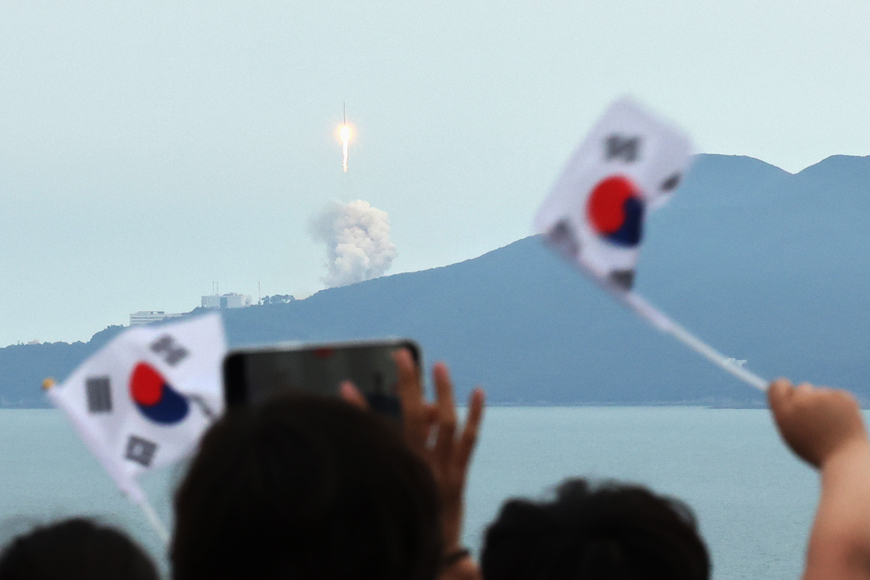 25일 오후 전남 고흥군 영남면 우주발사전망대에서 시민들이 실용위성을 싣고 우주로 향하는 누리호(KSLV-Ⅱ)를 지켜보고 있다. 이번 누리호 3차 발사는 차세대소형위성 2호 1기와 큐브위성 7기 등 본격적으로 실용급 위성을 탑재해 발사하는 첫 사례다. /연합뉴스