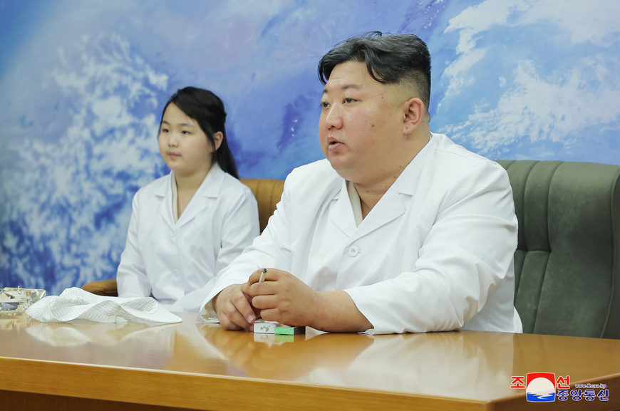 최근 비상설 위성발사준비위원회 현지지도한 김정은 위원장. /평양 조선중앙통신=연합뉴스