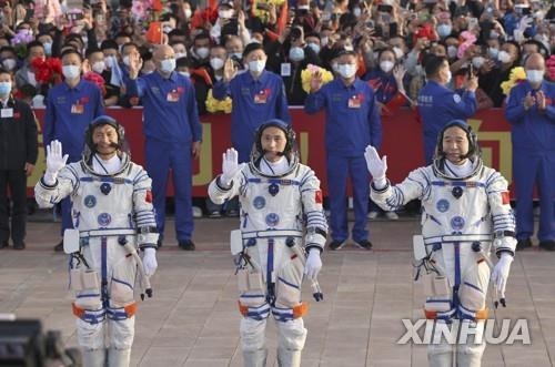 선저우 16호 우주비행사 징하이펑(우), 주양주(가운데), 구이하이차오(좌) /신화=연합뉴스