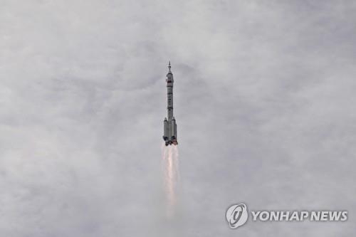 우주로 날아가는 중국 유인우주선 선저우 16호 /AP=연합뉴스