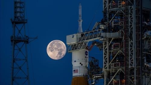 발사대에 세워진 아르테미스1 로켓과 우주선 /NASA 