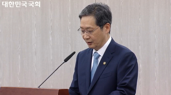 윤영빈 우주청장이 8일 정부세종청사 과기정통부에서 열린 국정감사에서 인사말을 하고 있다. / 국회