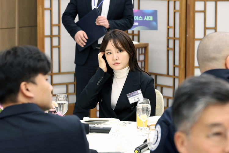 우주를 노래한 윤하, <br>대통령실 초대받다