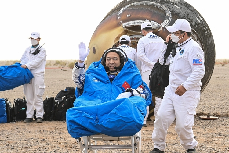 착륙은 어디에 하는가? <br>중·러는 땅, 미국은 바다