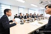 최 부총리- 윤 우주청장, 사천 우주항공업계 외국인 업무 점검