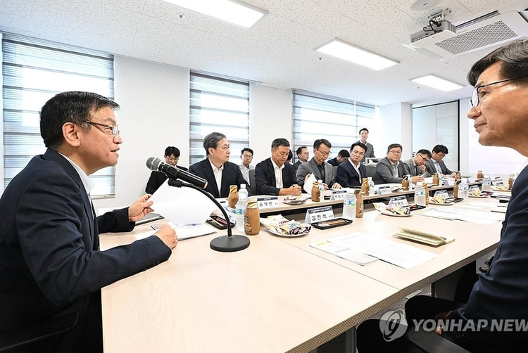 최 부총리- 윤 우주청장, 사천 우주항공업계 외국인 업무 점검