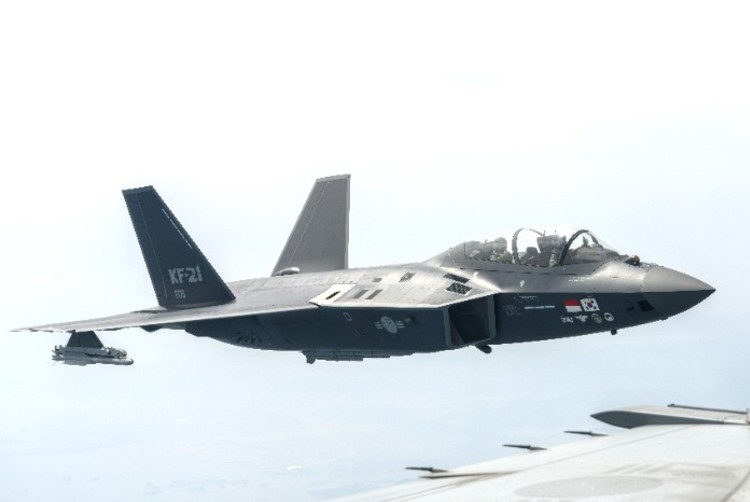 UAE 공군, KAI 방문… KF-21 직접 탑승도