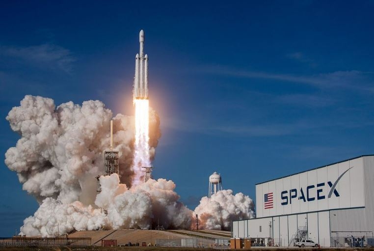 스페이스X의 대형 우주선인 팔콘 헤비(Falcon Heavy)가 발사되고 있는 모습. / 스페이스X 인스타그램